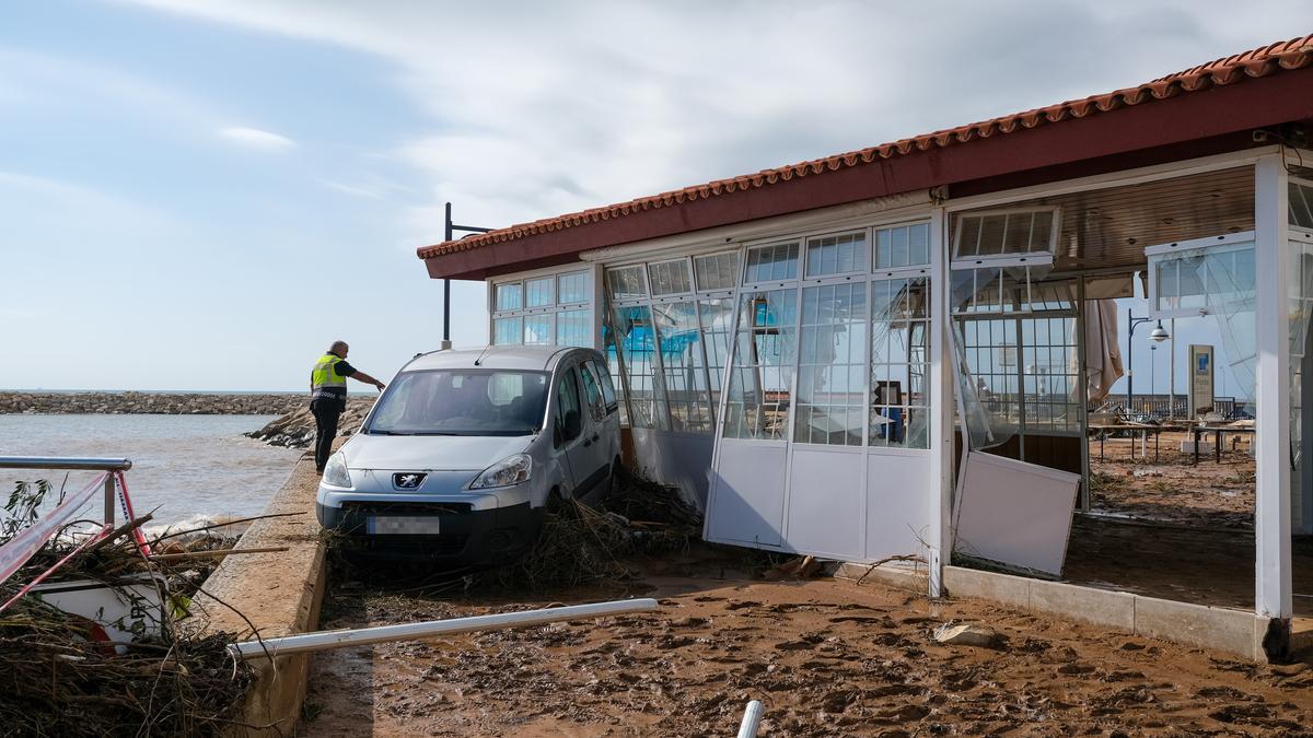 Un cotxe i una terrassa destrossats després del pas de la tempesta d&#039;aquest dimecres al municipi d&#039;Alcanar