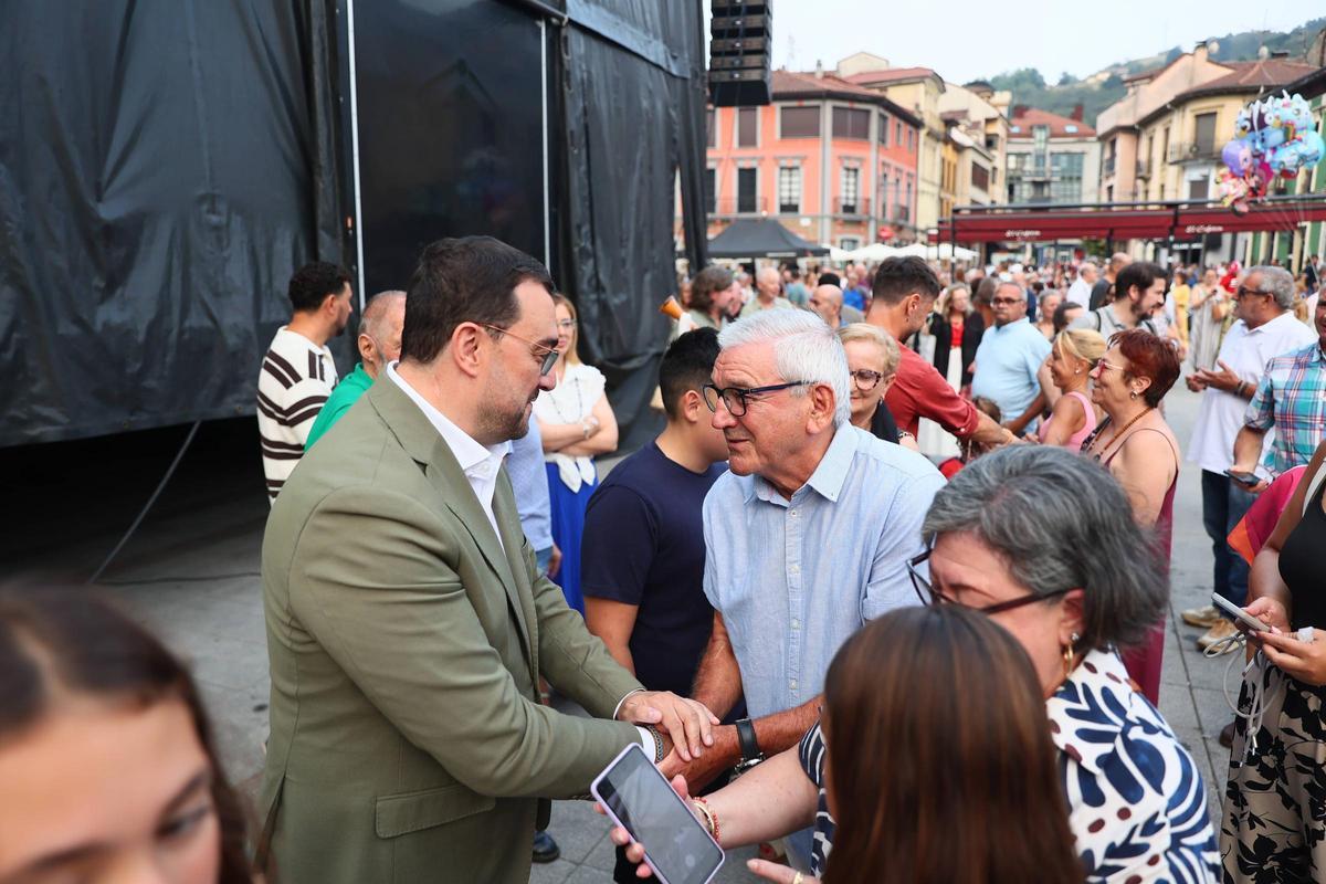 Así fue el pregón de las fiestas de Pola de Laviana, con Adrián Barbón, presidente del Principado Así fue el pregón de las fiestas de Pola de Laviana, con Adrián Barbón, presidente del Principado
