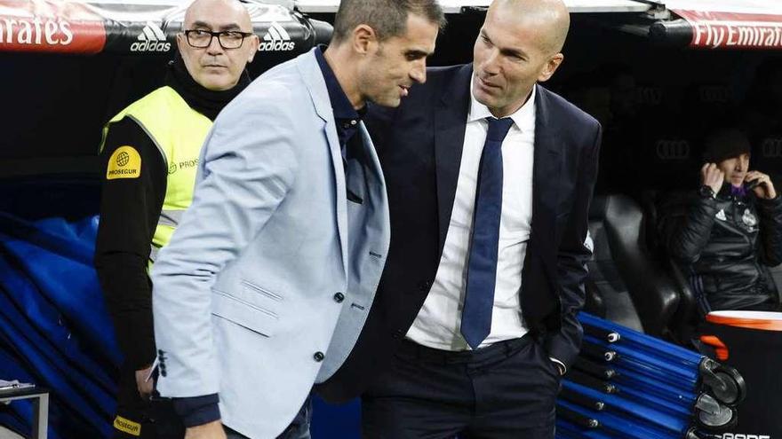 Gaizka Garitano y Zinedine Zidane se saludan antes del partido de ayer en el Bernabéu.