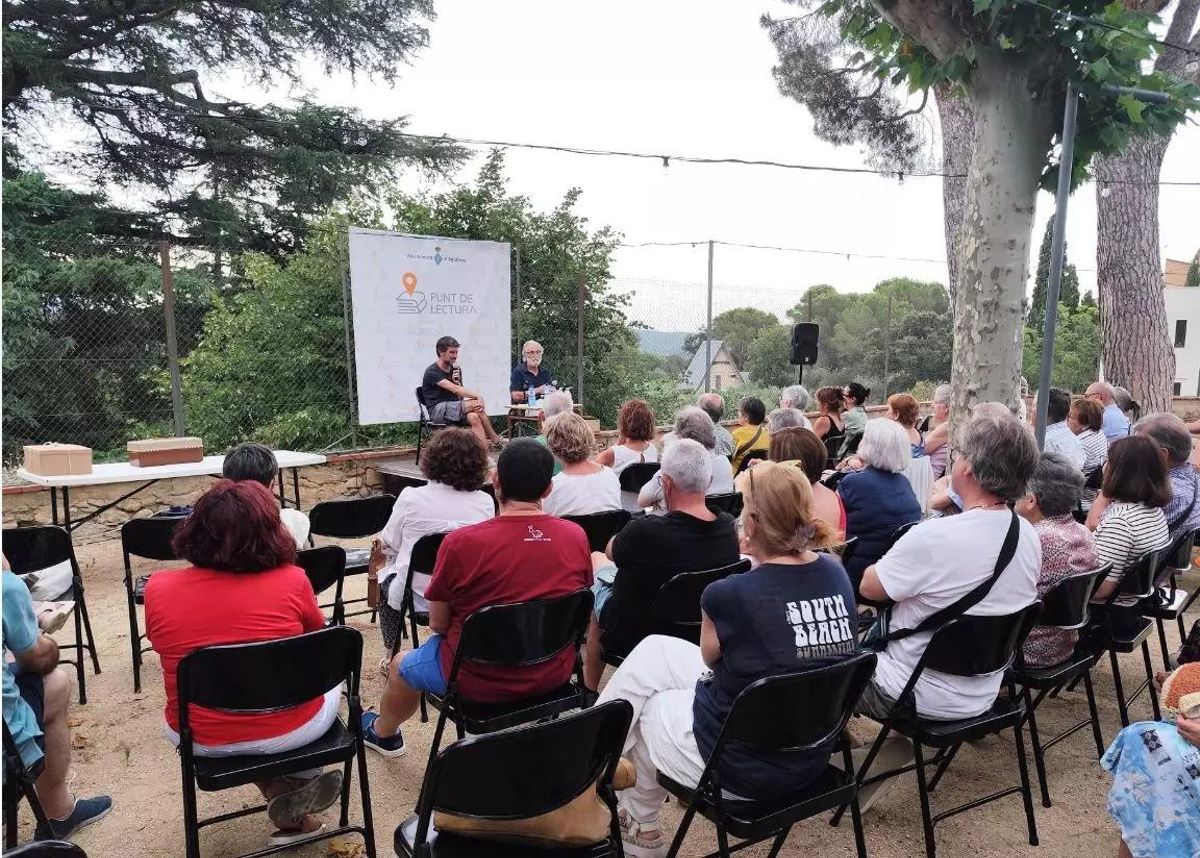 Roc Casagran hablando en los jardines de la Sociedad la Concordia de Agullana, el pasado viernes.
