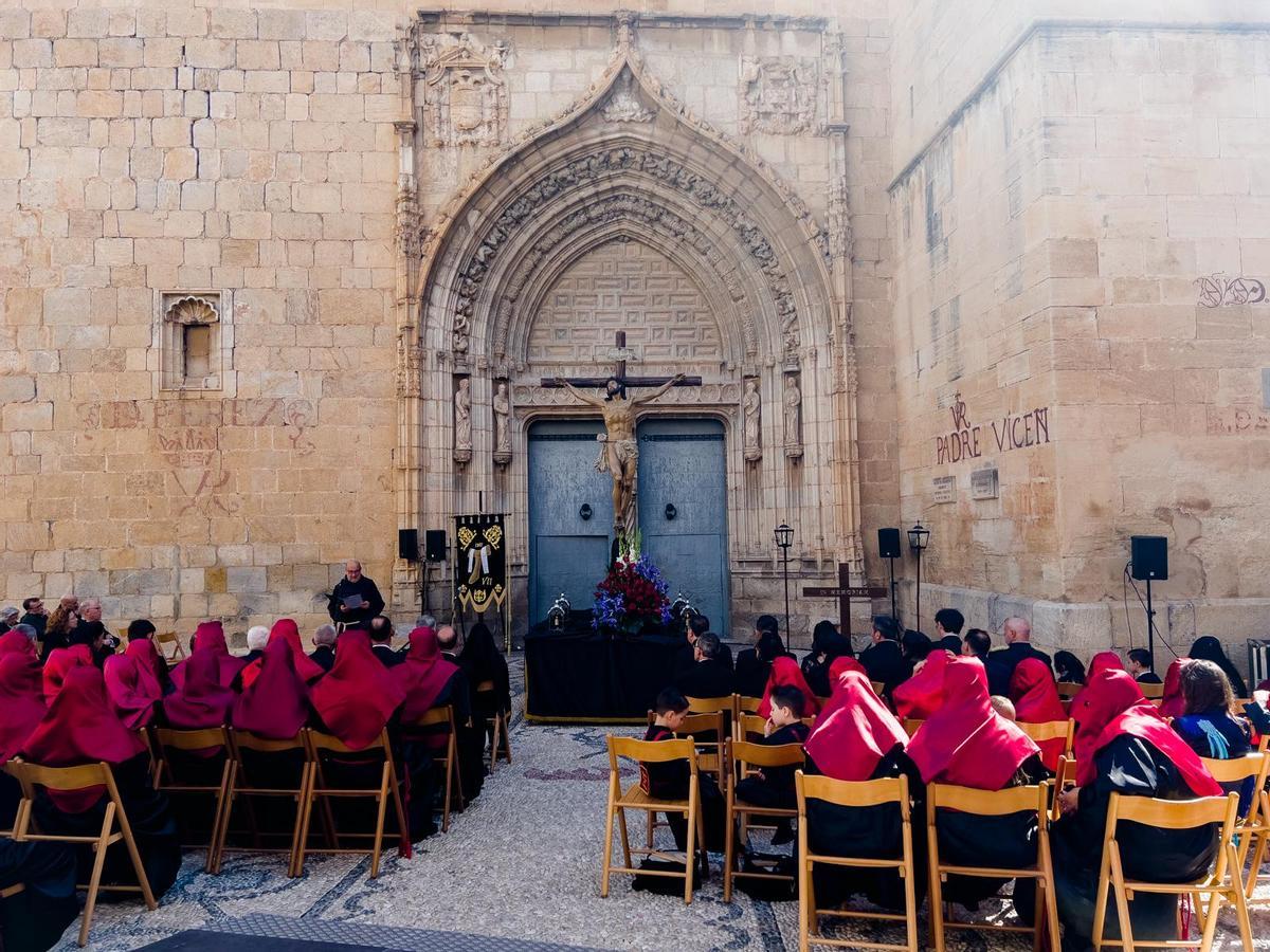 Acto de exaltación de Jesús en la Puerta  de la Iglesia