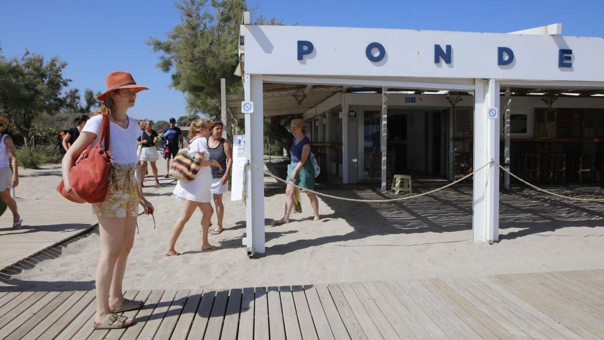 Zahlreiche Urlauber kommen in der Hoffnung nach Capellans, im Außenbereich von einem der Strandlokale die Seele baumeln lassen zu können – und werden neuerdings enttäuscht.  | FOTO: NELE BENDGENS