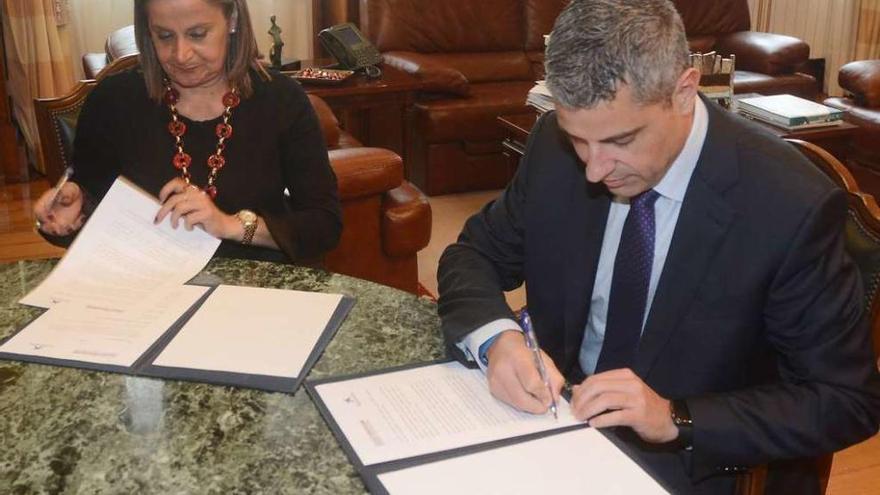 Firma del convenio ayer entre Carmela Silva y Marc Benhamou. // Rafa Vázquez