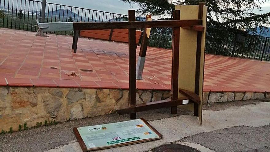 Ador Destrozan un cartel junto a la ermita