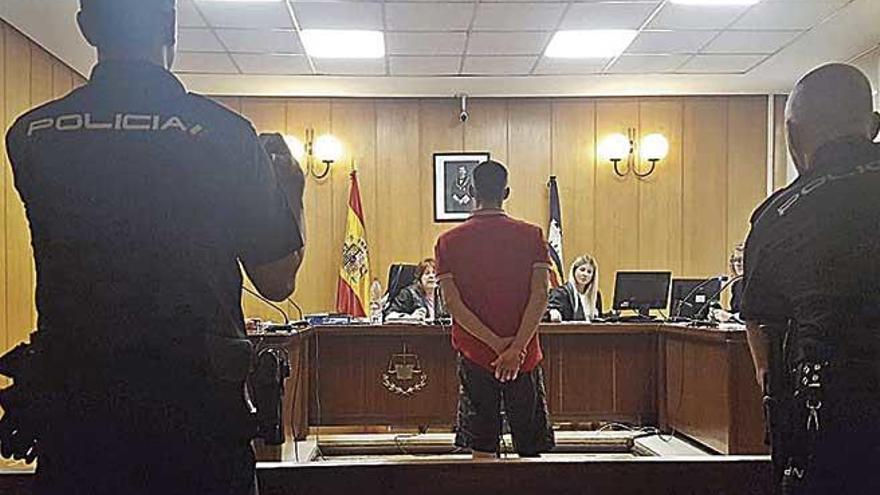 El acusado de los robos, ayer, en la vista previa del juicio.