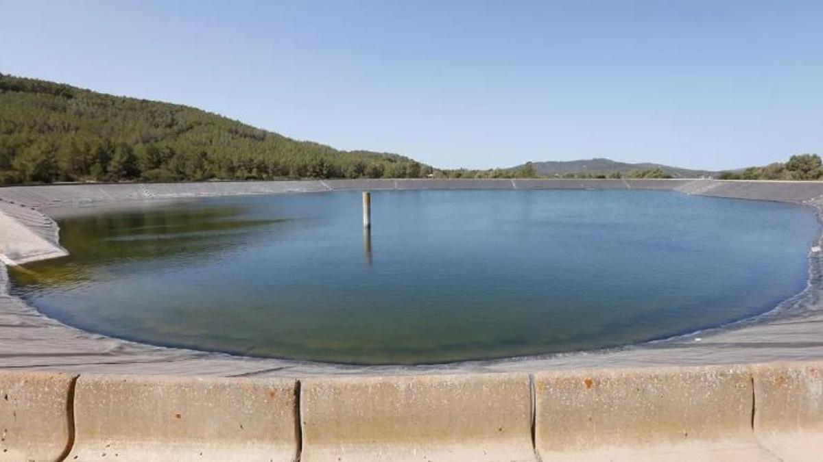 Imagen de la balsa, cuando empezó a recibir agua el pasado verano.