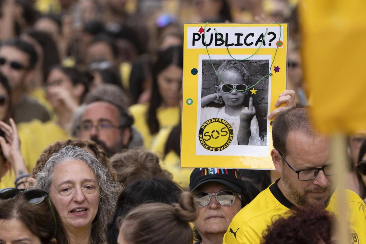 Manifestantes participan en una marcha por el centro de Barcelona durante una jornada de protesta del sector educativo