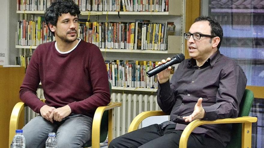 Roc Esquius (esquerra) i Sergi Belbel, en una xerrada a Súria