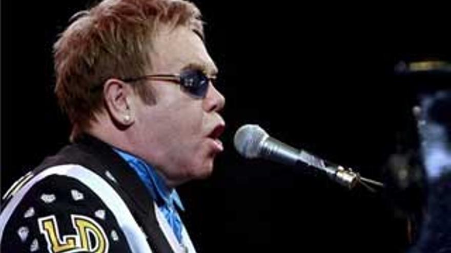 Elton John, propietario de una foto confiscada como sospechosa de pornografía infantil