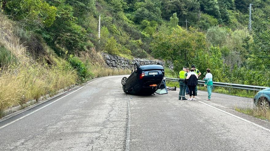 Un herido en un accidente en la carretera al puerto de San Isidro, en Entrepeñas (Aller)