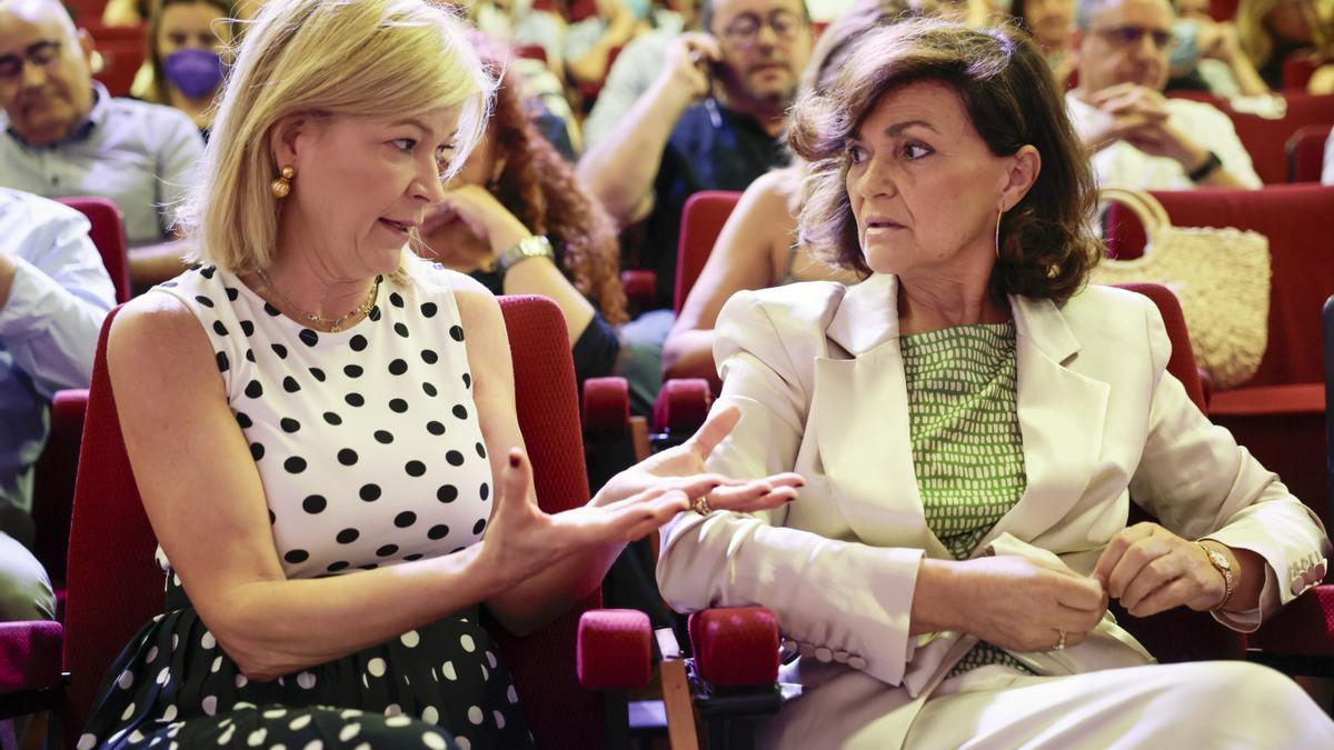 La consellera de Justicia, Gabriela Bravo, junto a la exvicepresidenta Carmen Calvo, esta mañana en la sede de UGT-PV.