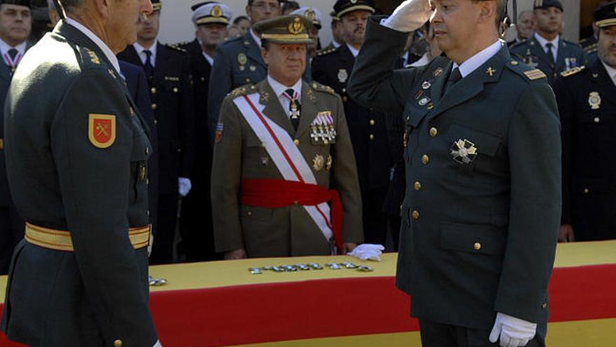 El sargento herido en accidente José Manuel Gómez Lesta recibe una condecoración.