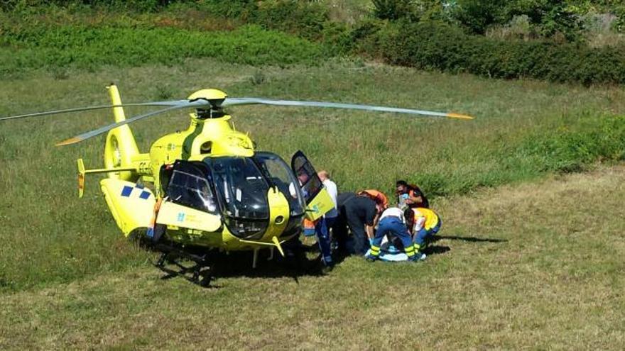 Herido en Cangas al caerle encima el cazo de una retroexcavadora