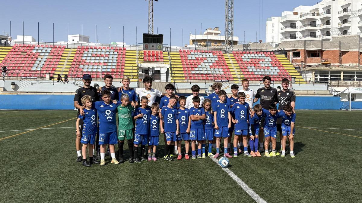 Más de una veintena de jugadores de categorías de fútbol base posan durante una de las jornadas de entrenamiento