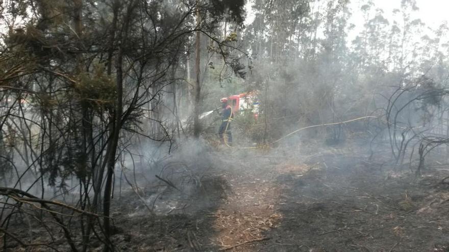 Brigadista durante la extinción de un incendio en Meirás.