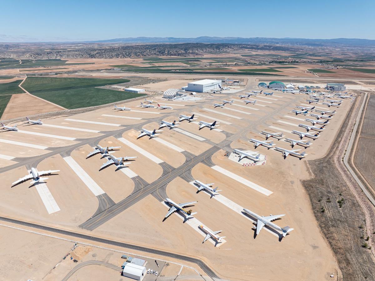 Imagen aérea de la campa del aeropuerto turolense donde se han 'refugiado' 23 aviones en total desde el comienzo del conflicto.