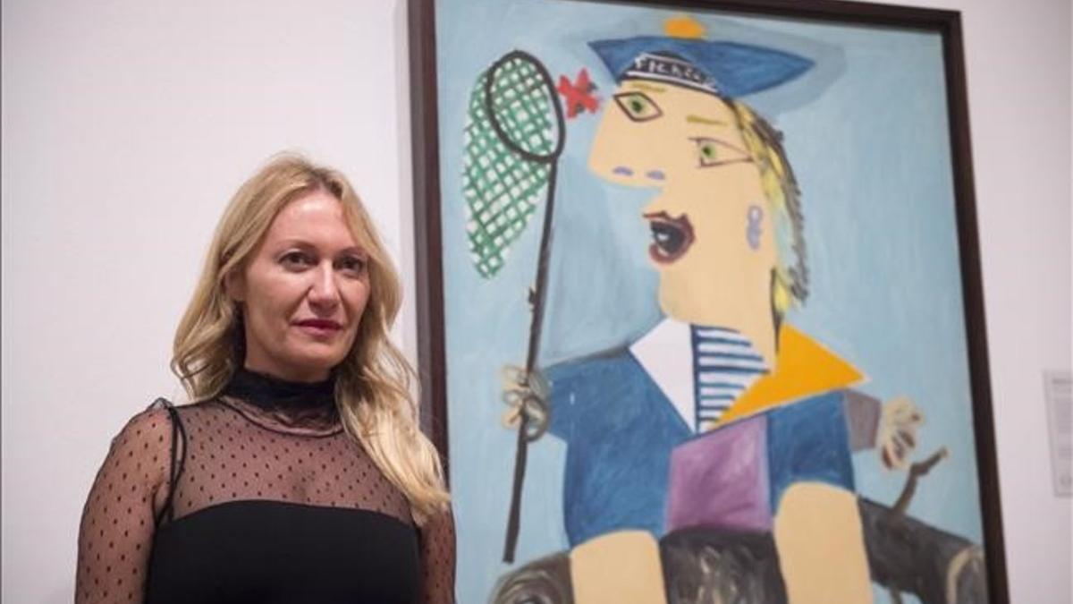 Diana Wildmaier, nieta de Picasso, junto a `Maya con traje de marinero¿, en la inauguración de 'Picasso retratos' en Londres.