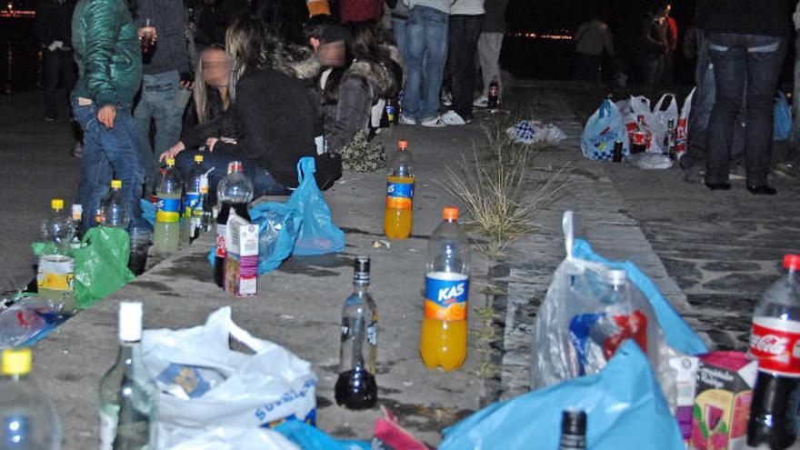 Un grupo de jóvenes durante un &quot;botellón&quot; en la zona portuaria de Cangas.  // Gonzalo Núñez