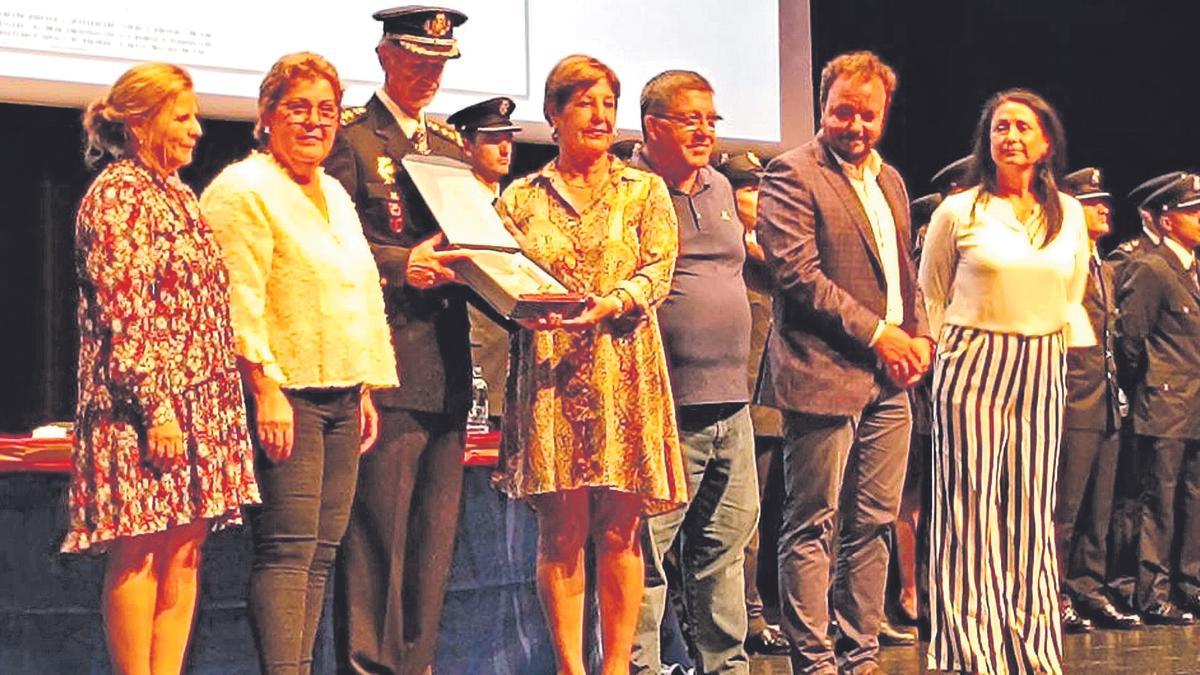 Los hermanos del agente asesinado, Pepa, Marisol y Ángel Miguel, durante el homenaje que le hicieron en Puerto del Rosario.