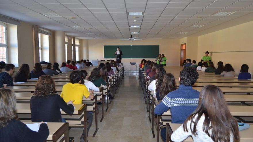 Alumnos asisten a una clase.