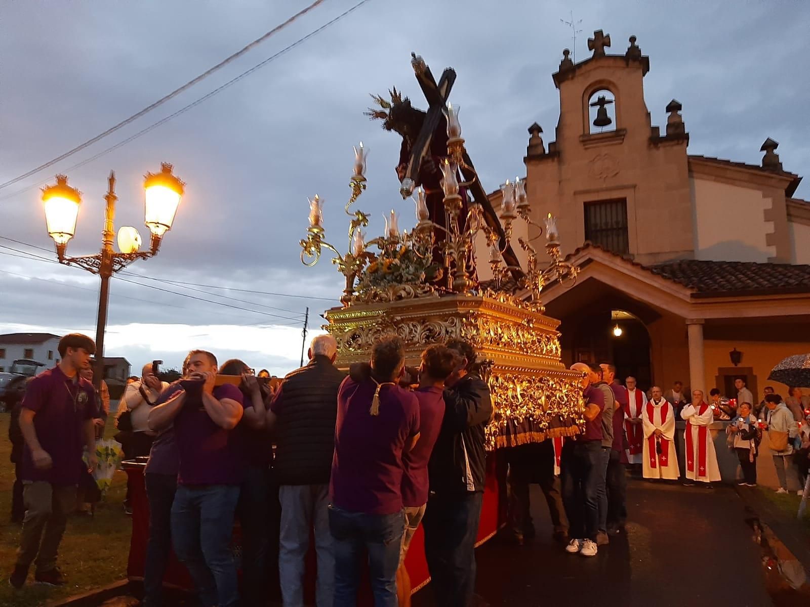 Cientos de personas acompañan al Ecce Homo de Noreña en la procesión de bajada a la iglesia