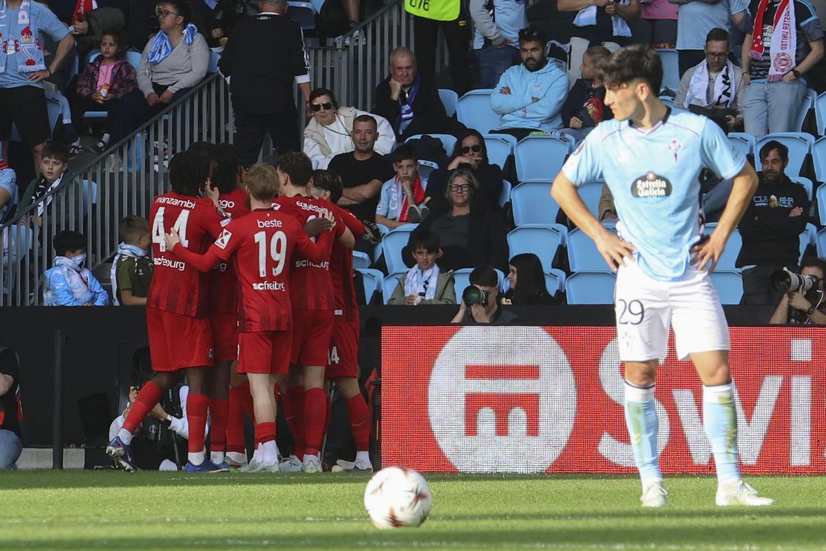 Los jugadores del Friburgo celebran su primer gol ante el Celta, este jueves en Vigo.