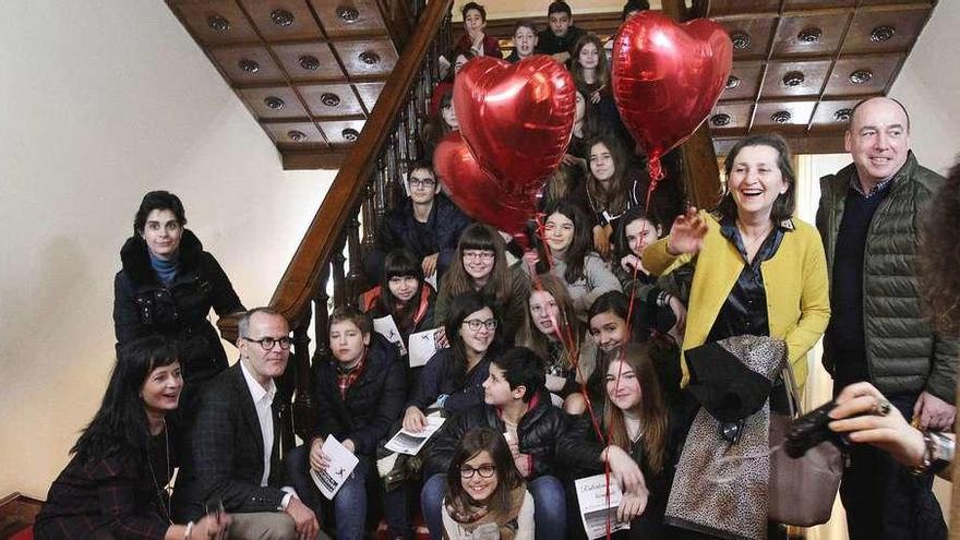 Los ganadores con otros alumnos y profesores de sus respectivos centros, la edil de Educación y el alcalde. // Iñaki Osorio