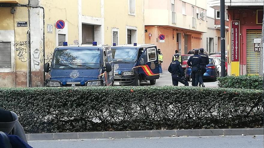 Agentes de la Policía Nacional, durante el registro del piso del presunto yihadista, a primera hora de hoy.