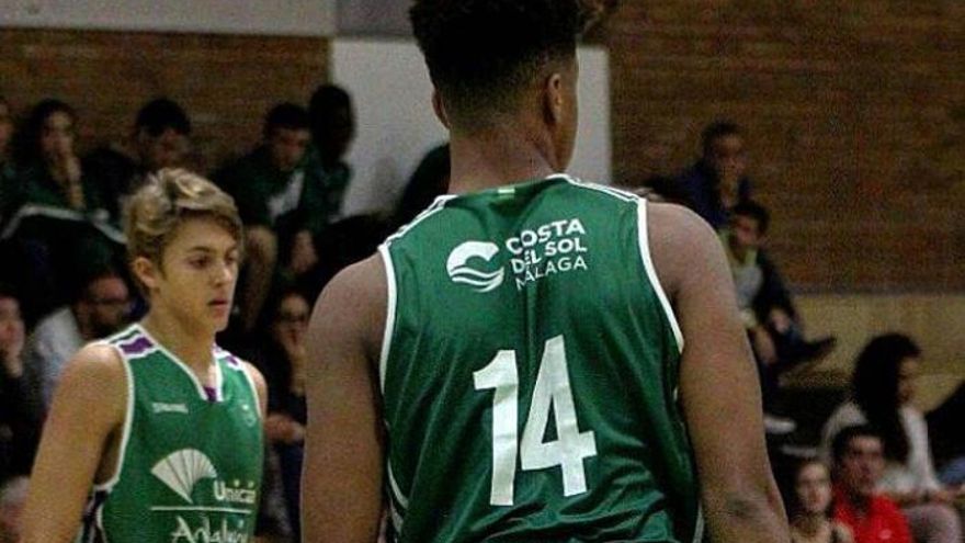 Alessandro Scariolo e Ismael Tamba (de espalda), dos de los júniors que se incorporan a la pretemporada del Unicaja.