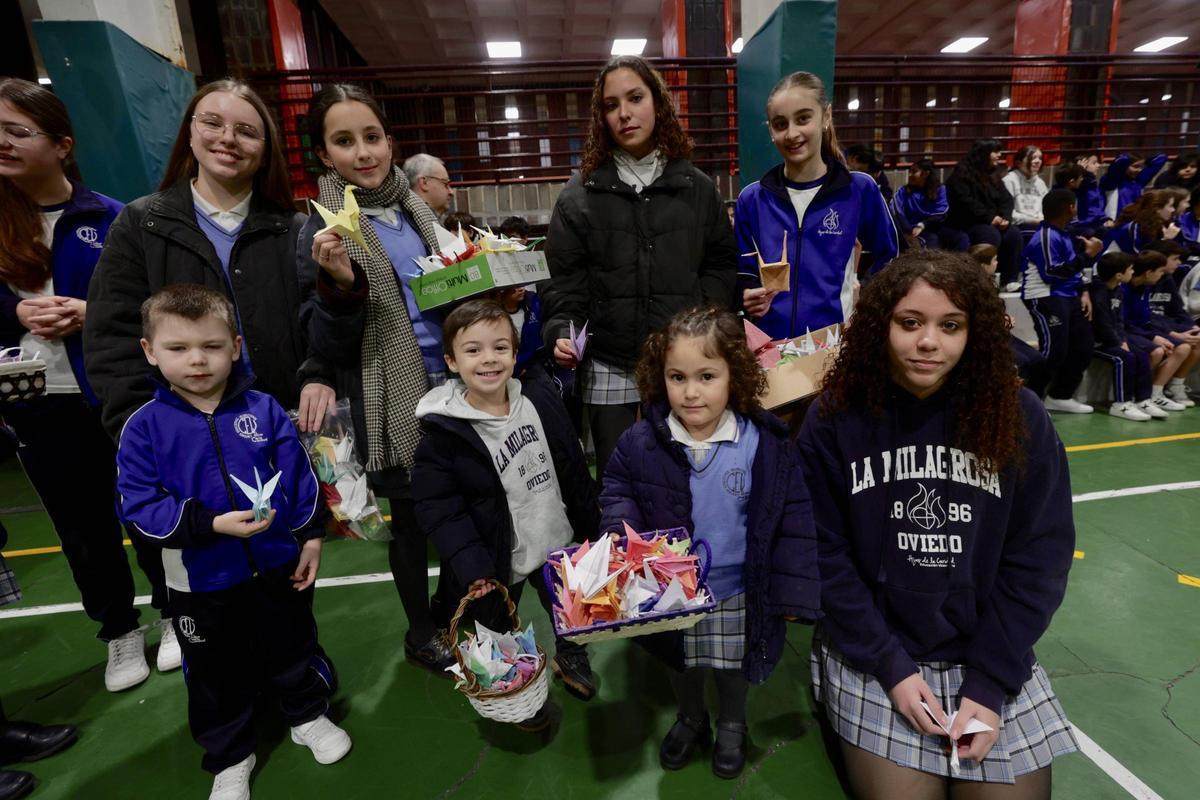 Un grupo de niños de diferentes cursos con las grullas de papel que prepararon para la ocasión.