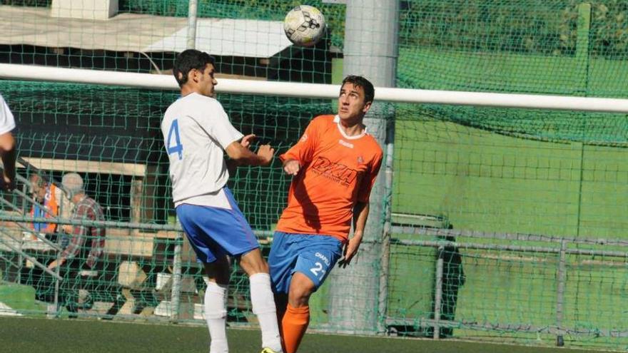 Un jugador del Chapela y otro del Miño luchan por un balón. // Eugenio Álvarez