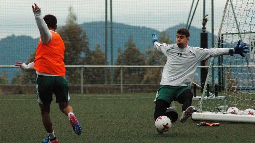 Sergio, portero del Coruxo, durante el entrenamiento de ayer en el campo de Fragoselo. // R.R.