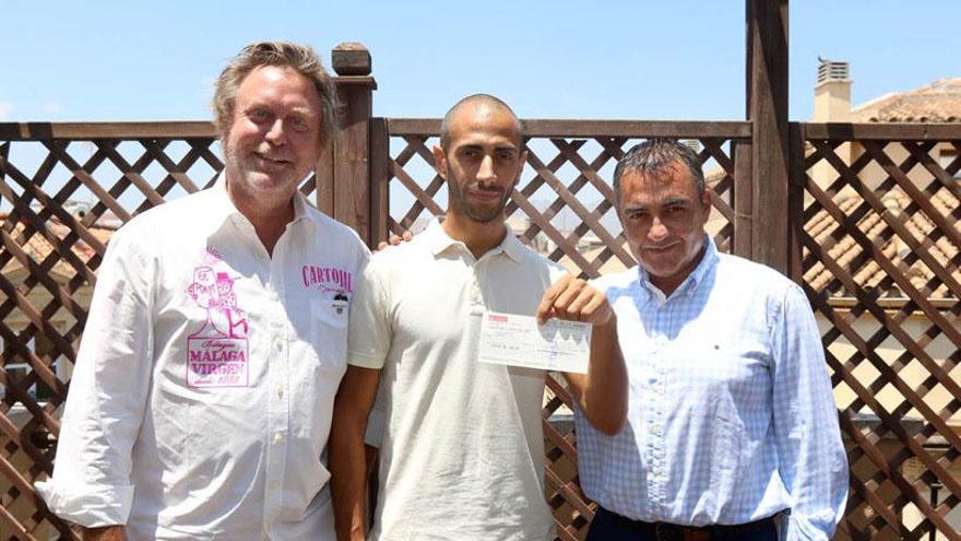 Didier Bricout de Bodegas Málaga Virgen y Pepe Gómez de GEVE distribuidores comerciales, junto a los ganadores: Bruno, de la Taberna del Tapeo, y Miguel, del restaurante La Plaza de Benalmádena.