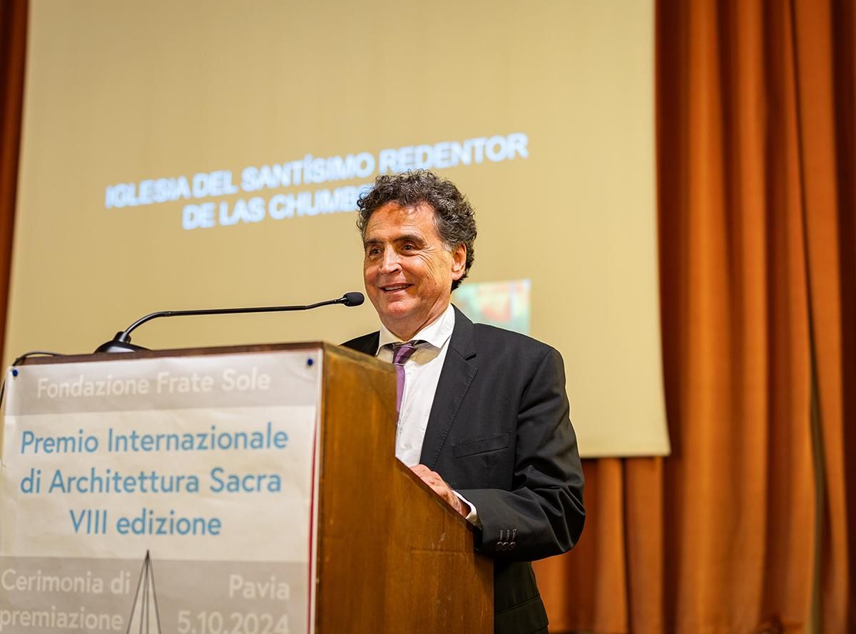 Fernando Menis da las gracias por el Premio Frate Sole y presenta su creación, la Iglesia de Las Chumberas, en la entrega del galardón.