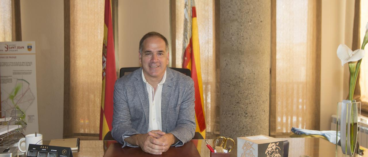 El alcalde Santiago Román
