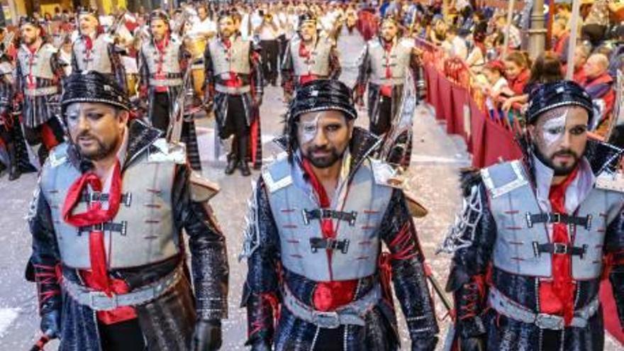 Los Tiburones con traje de gala durante el desfile.