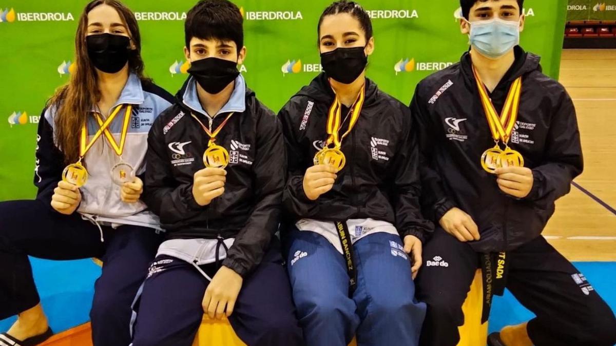 Yaiza Velo, Pepe Soto, Irea Abuín y Rubén Galdo, con sus medallas en el Nacional. |  // LA OPINIÓN