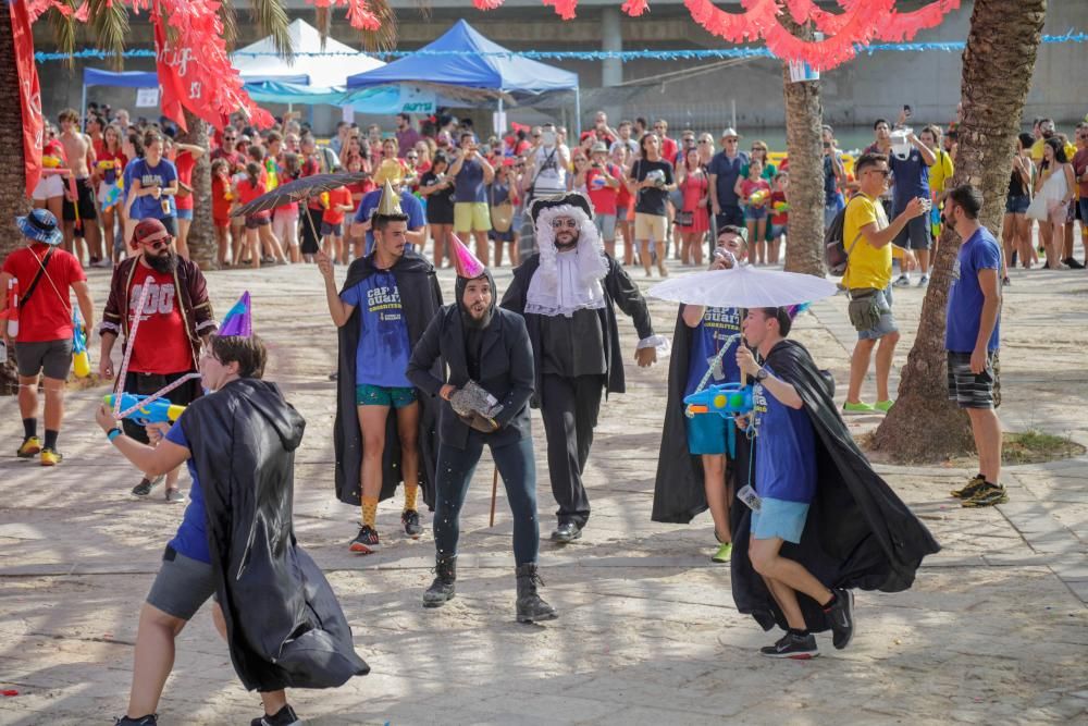 Palma celebra la batalla de agua entre Canamunt y Canavall