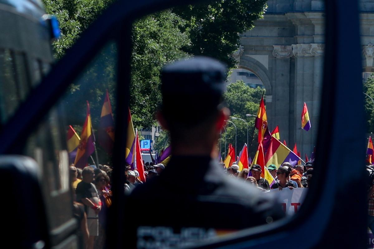 Decenas de personas durante una marcha contra la monarquía, a 16 de junio de 2024, en Madrid (España). Diversos colectivos han convocado una marcha republicana en el centro de Madrid en vísperas del aniversario de la coronación de Felipe VI, bajo el lema Monarquía no, democracia sí, al que han asistido dirigentes de Podemos. Hay tres puntos de salida, la Puerta de Alcalá, Colón y Neptuno para confluir las tres columnas en Cibeles y marchar de forma conjunta hacia la Puerta del Sol, para leer un manifiesto por parte del cineasta Benito Rabal, hijo del actor Paco Rabal, y por la periodista Irene Zugasti. 16 JUNIO 2024;REPÚBLICA;DEMOCRACIA;MONARQUÍA;MANIFESTACIÓN Ricardo Rubio / Europa Press 16/06/2024 / Ricardo Rubio;category_code_new;