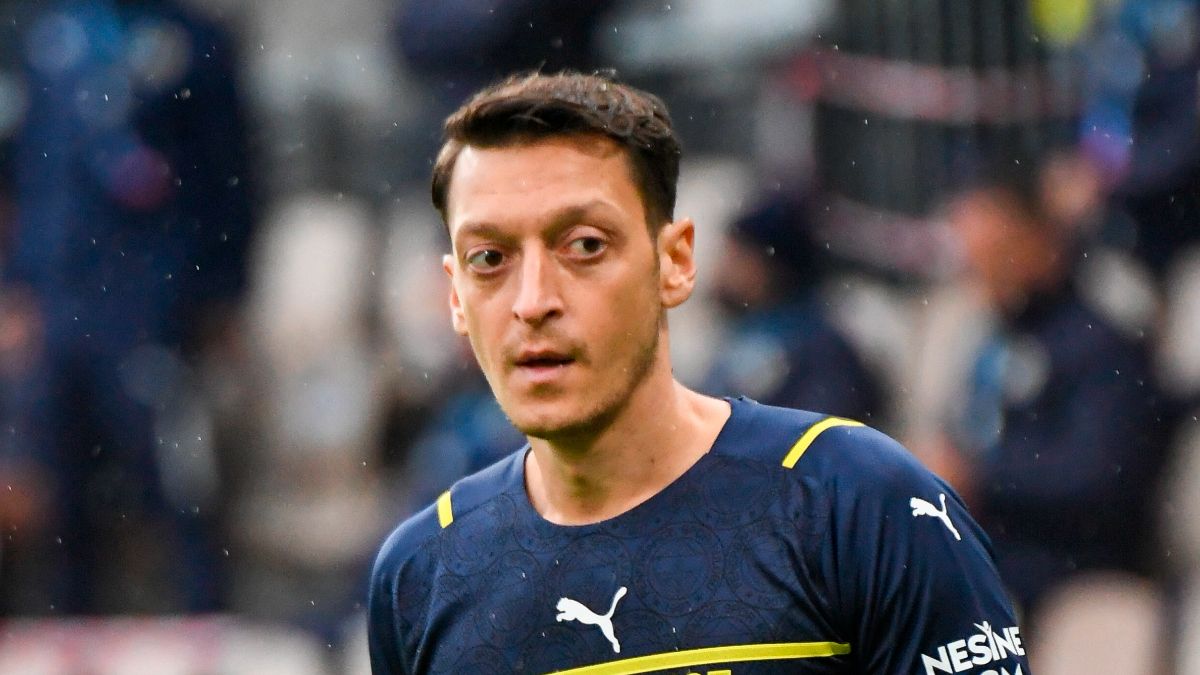 Mesut Özil: 40M € en 2012 | Jugador del Fenerbahce: 3M € (33 años)