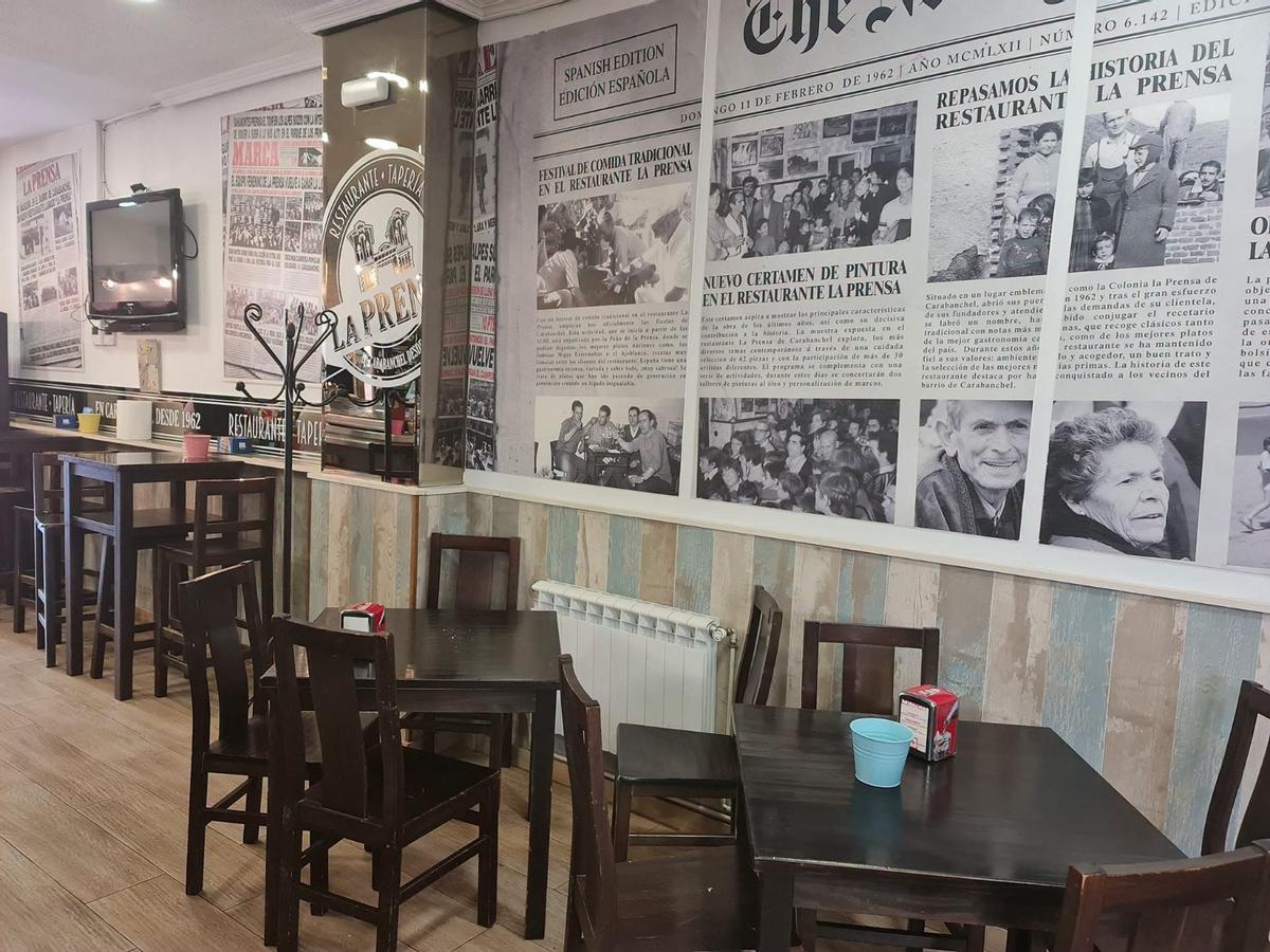 Interior de La Prensa, con las paredes empapeladas de periódicos.