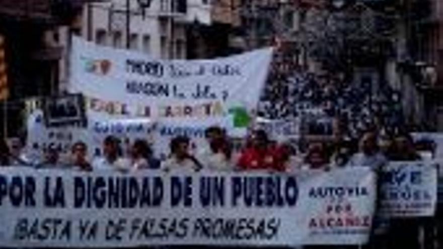 Tensa protesta para reclamar un enlace directo al AVE de Madrid