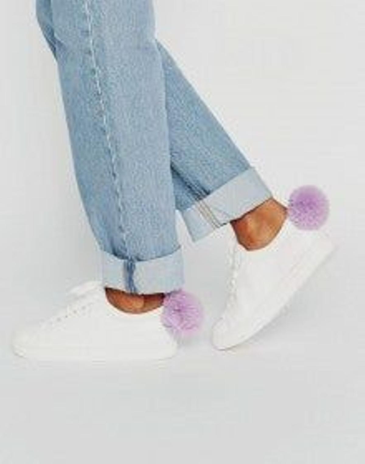 Deportivas blancas con pompón de ASOS (Precio: 39,99 euros)