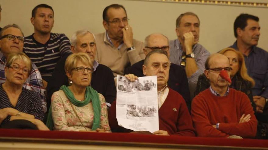 Los vecinos llenaron prácticamente las dos pajareras del salón de plenos. juan caballero