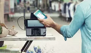 Pagar con móvil o con tarjeta: ¿qué es más seguro?