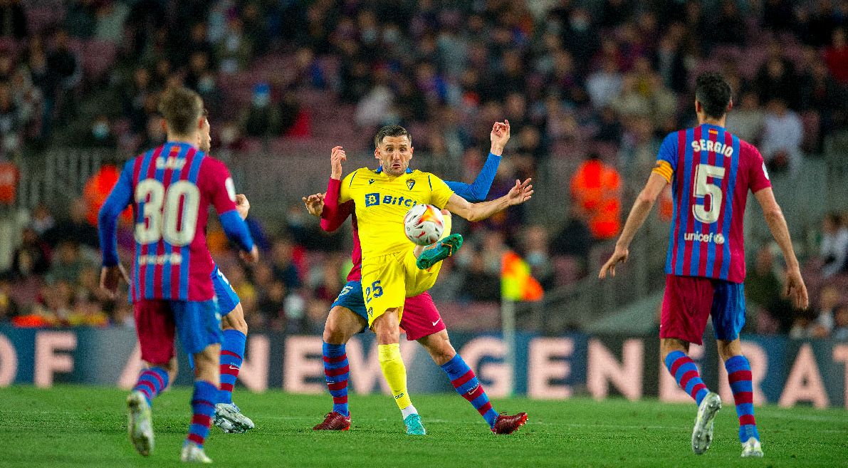 Lucas Pérez controla ante el Barça en el Camp Nou.