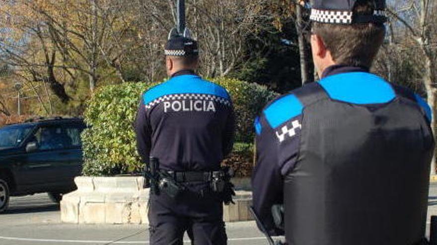 Expedienten un policia de Puigcerdà per donar un cop de peu a un home