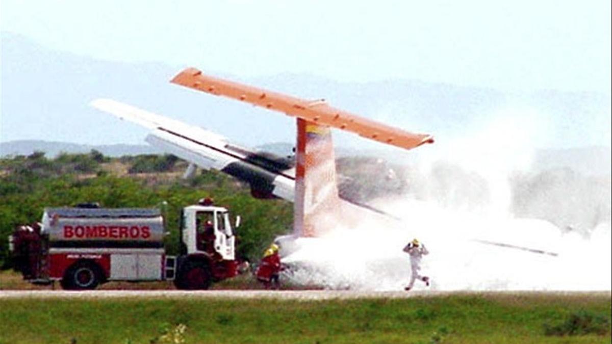 Equipos de rescate trabajan en el avión siniestrado en Venezuela.