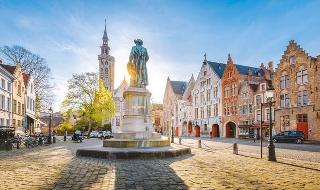 Plaza de Jan Van Eyck, Brujas, Bélgica, ciudad medieval