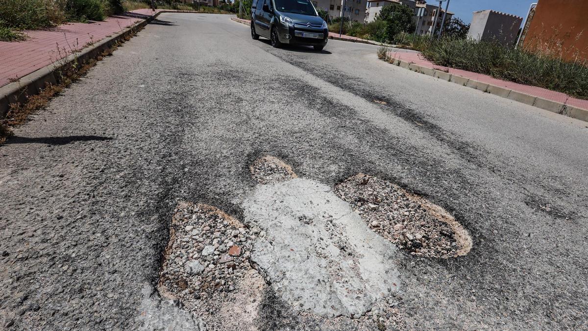 Vial en mal estado en una urbanización de Orihuela Costa